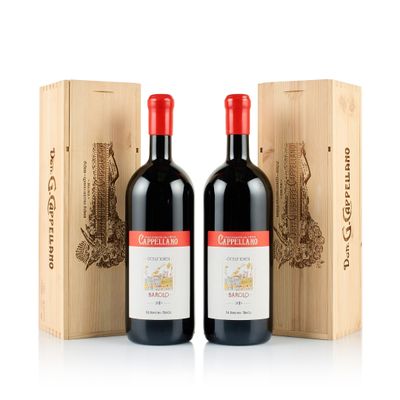 deux bouteilles de vin rouge devant une caisse en bois