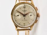 une image d'un gros plan d'une montre-bracelet sur une surface blanche