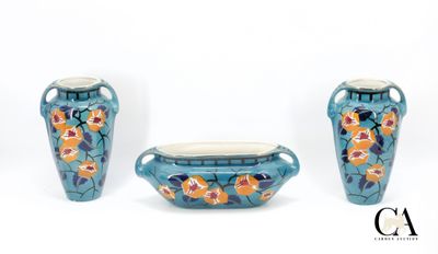 trois vases et un bol posés sur une surface blanche