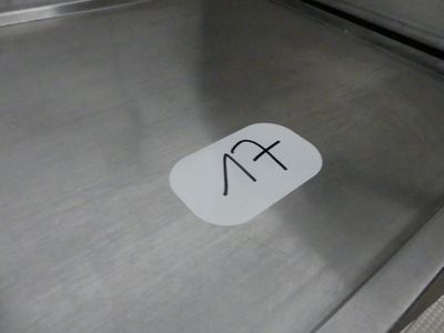 un évier en acier inoxydable sur lequel est collé un autocollant