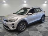 un 4x4 blanc garé sur un sol en damier dans un garage