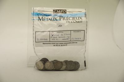 un sac de pièces de monnaie en métal posé sur une table