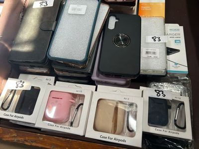 Des boîtes de téléphones portables sont empilées les unes sur les autres sur une table