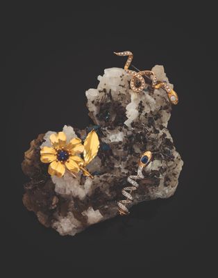 un gros plan d'un rocher sur lequel se trouve une fleur