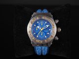 une image représentant une montre avec un bracelet bleu sur un fond noir