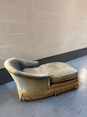un fauteuil et un pouf dans un coin de la pièce