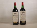 deux bouteilles de vin rouge posées l'une à côté de l'autre sur une table