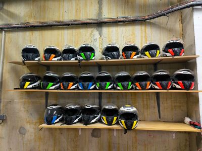 -Lot de 29 casques BOX'S pour karting, tailles différentes