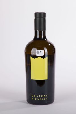 une bouteille de vin avec une étiquette jaune