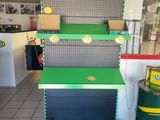 un présentoir composé d'étagères de différentes couleurs dans un magasin