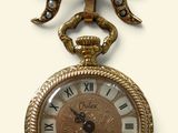une montre de poche en or ornée d'un nœud sur le dessus
