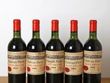 six bouteilles de vin rouge alignées sur une table en bois