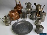 beaucoup d'objets en argent et en cuivre sur la table