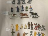 un grand nombre de figurines sur une table
