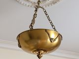 un bol en or suspendu au plafond de la pièce