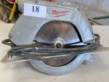 une scie circulaire posée sur une table dans une pièce