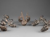 six figurines en bronze représentant un homme et une femme assis sur un bateau
