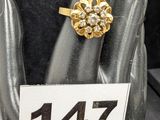 quelqu'un tient une bague sertie d'un diamant
