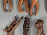 tout un tas de figurines en bois posées sur une table