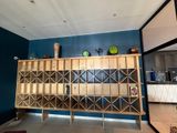 une pièce aux murs bleus avec une armoire en bois