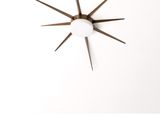 une horloge accrochée au mur de la pièce