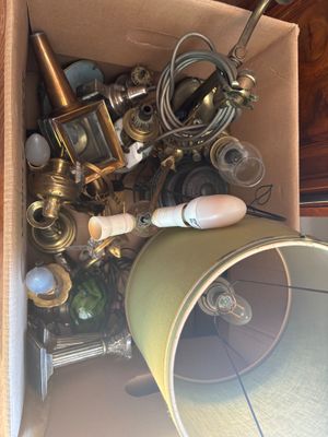 Carton contenant des lampes en metal dont laiton et verre.