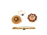 deux bagues en or, une broche et une épingle à broche