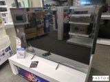 une photo d'un téléviseur dans un magasin, avec le reflet de l'écran