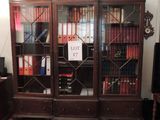 une bibliothèque contenant de nombreux livres