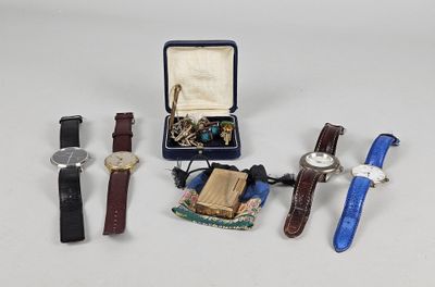 un grand nombre de montres posées sur une table