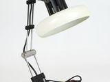 une photo d'une lampe de bureau posée sur une surface blanche