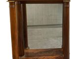un miroir posé sur une table