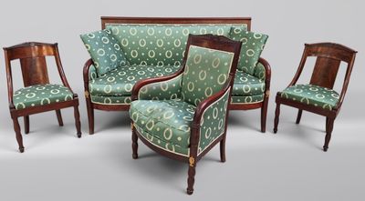 trois chaises et un canapé placés les uns à côté des autres dans une pièce