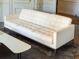 un canapé blanc placé dans un salon, à côté d'une table basse