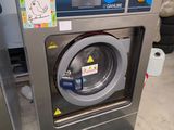 une photo d'une machine à laver dans une buanderie