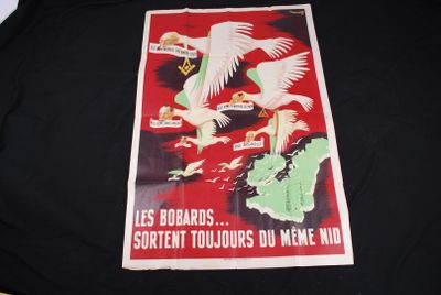 un t-shirt noir orné d'une affiche rouge et blanche