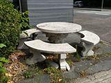 une table et un banc en pierre au bord de la route