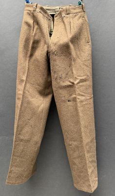 un vieux pantalon suspendu à une corde à linge