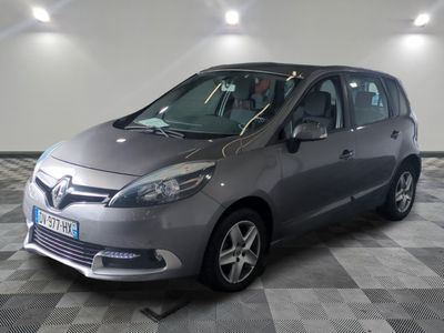 la photo d'une voiture argentée garée dans une salle d'exposition
