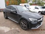 La Mercedes GLE est garée sur un parking, à côté d'autres voitures.