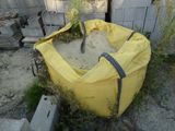 un grand sac de sable au milieu d'une cour