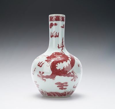 Vase chinois en porcelaine rouge et blanche orné d'un motif de dragon