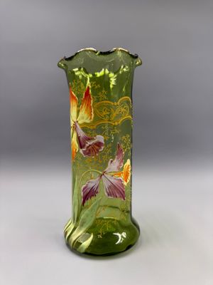 une image représentant un vase vert orné d'un motif floral