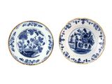 deux assiettes bleues et blanches ornées de fleurs, posées l'une à côté de l'autre