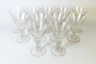 Lot de 11 verres à pieds en cristal taillé.