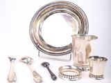 un plateau en argent, ainsi que des tasses et des cuillères en argent, posés sur une table