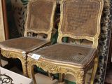 deux chaises assises l'une à côté de l'autre dans une pièce