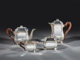 trois pièces en argent pour le thé et le café sur une table