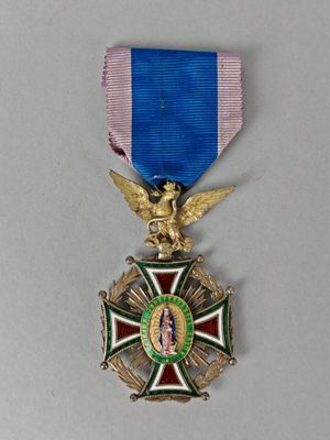 une image représentant une médaille ornée d'un ruban bleu et d'un aigle doré