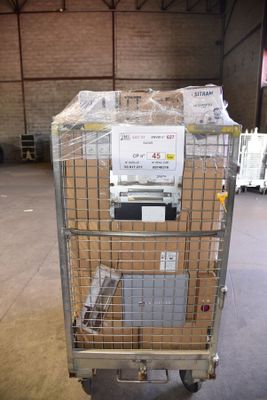 un chariot chargé de plusieurs cartons dans un entrepôt